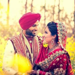 COUPLES — Vese tah Zindagih bhut Fiki a _ Bs ik meri Jaan aa jehri Baali mithi a wedding car in Punjab